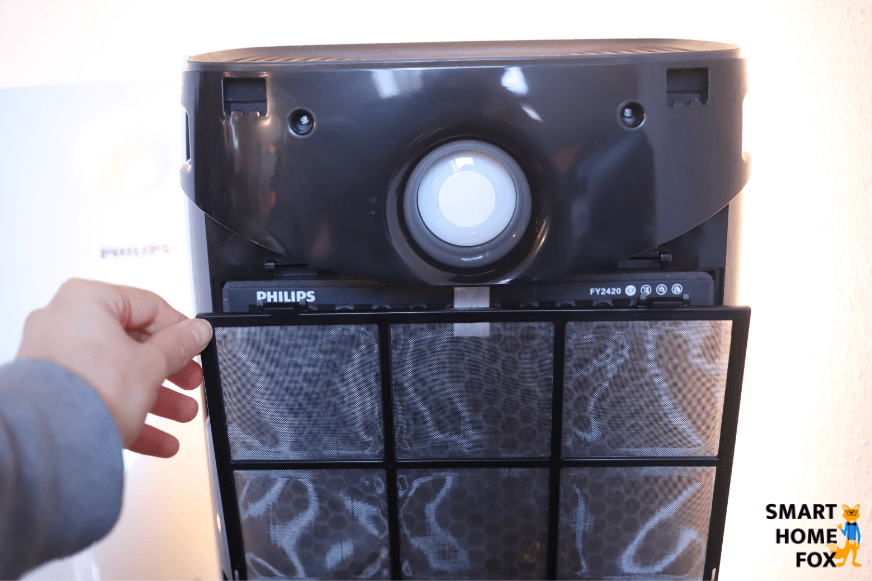 Der Vorfilter wird aus dem Luftreiniger entnommen